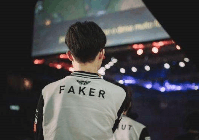 王继德分享了一张与Gugu／王多多的LPL全明星照片：“这两个人真的很帅，对吧？”