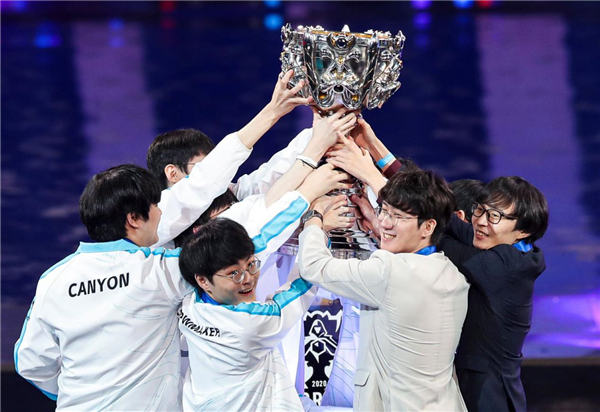 德国杯决赛TOP5： Tarzan 飞入场地并完成了超级空接！