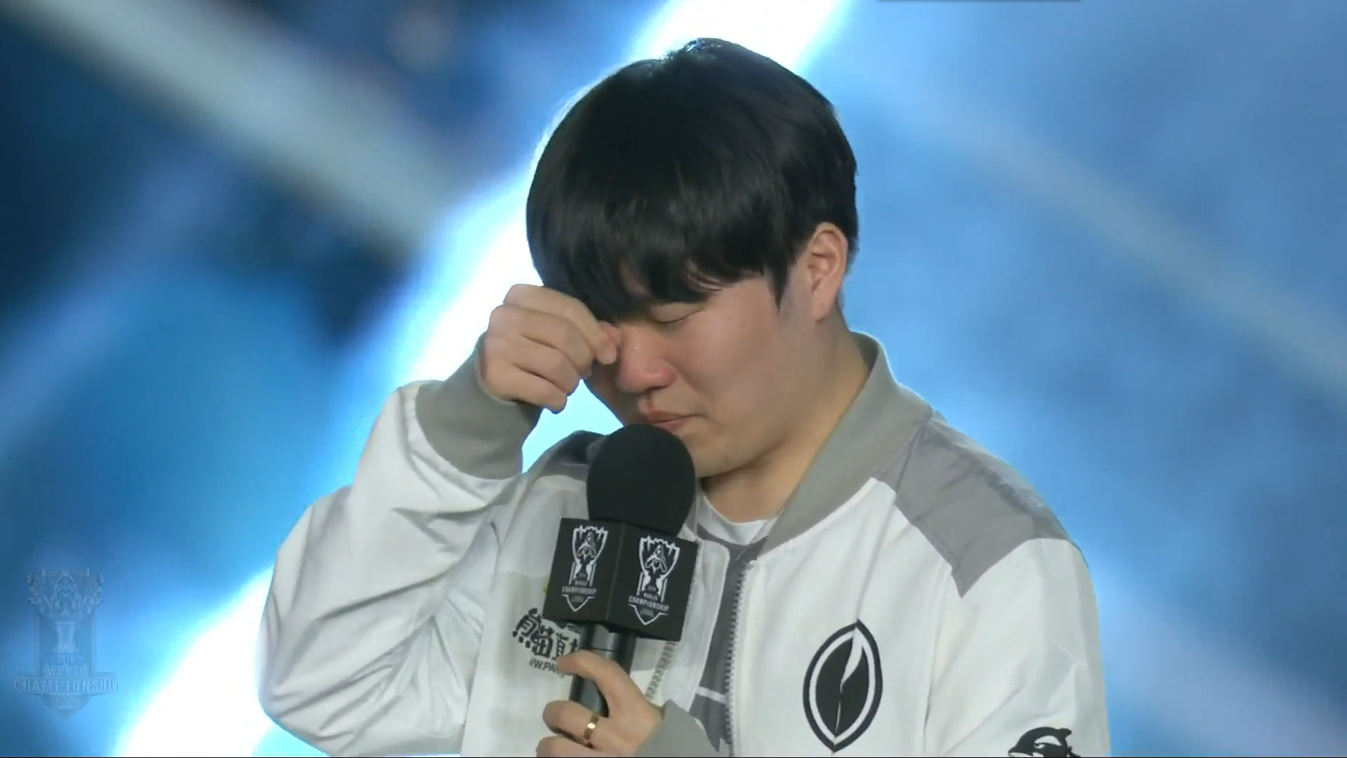 兄弟水晶谈论了 LPL 的现状：现在真的很难取得成绩。选手、教练和管理层必须优秀！